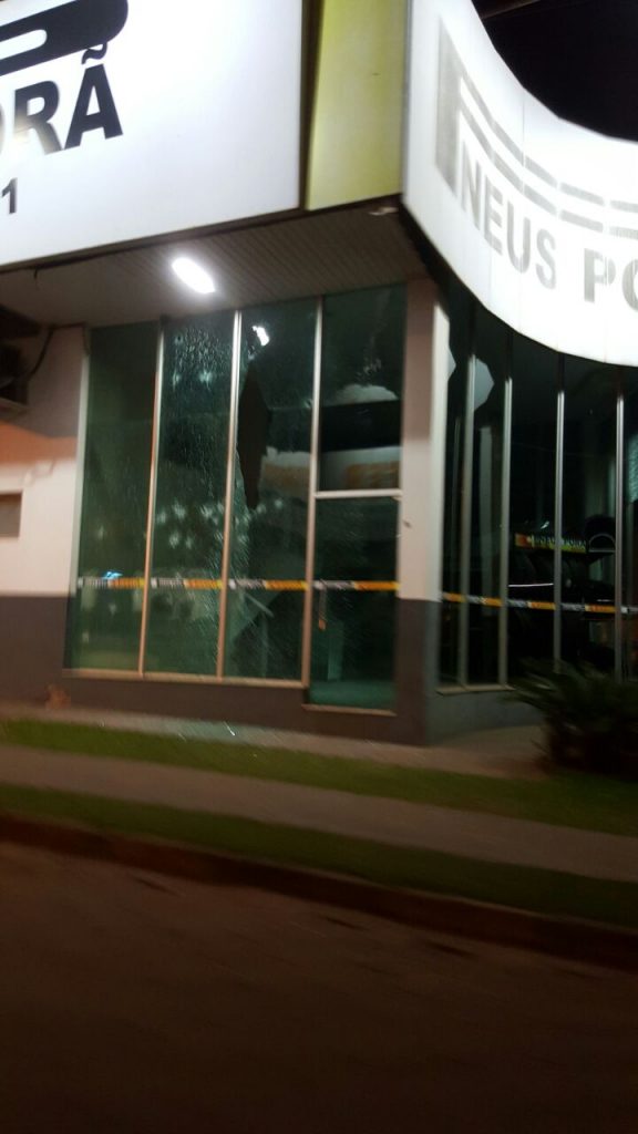 Minutos após atentados contra Rafaat, a loja Pneu Porã também foi atacada a tiros. Foto: Das Ruas