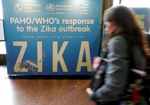 Mulher em frente cartaz sobre Zika na sede da ONU, em Genebra.   23/05/2016        REUTERS/Denis Balibouse