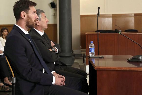 O jogador argentino do Barcelona Leonel Messi e seu pai Jorge Horacio Messi, durante uma audiência em tribunal espanhol, no dia 2 de junhoAlberto Estevez/Pool/Agência Lusa