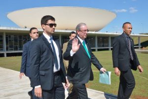 Brasília - Eduardo Cunha deixa o Congresso Nacional depois de renunciar à presidência da Câmara dos Deputados (José Cruz/Agência Brasil)