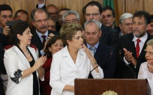 Brasilia-DF. Presidenta Dilma durante pronunciamento apos assinar o seu impeachment. Presidenta com todos os seus ministros, parlamentares e assessores. Presidenta saiu do palacio para abraçar o povo. Foto Lula Marques/Agência-PT