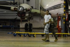 Brasília - Chegam ao aeroporto da capital federal os suspeitos de planejar ataque terrorista durante os Jogos Olímpicos Rio 2016 (Valter Campanato/Agência Brasil)