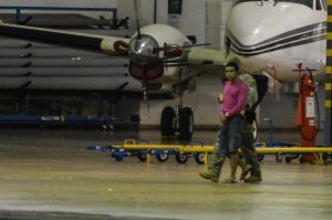 Brasília - Chegam ao aeroporto da capital federal os suspeitos de planejar ataque terrorista durante os Jogos Olímpicos Rio 2016 (Valter Campanato/Agência Brasil)