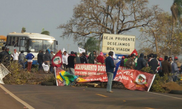 Manifestação dos grupos do MST ocorrem em rodovias federais de MS. (Foto: Divulgação)