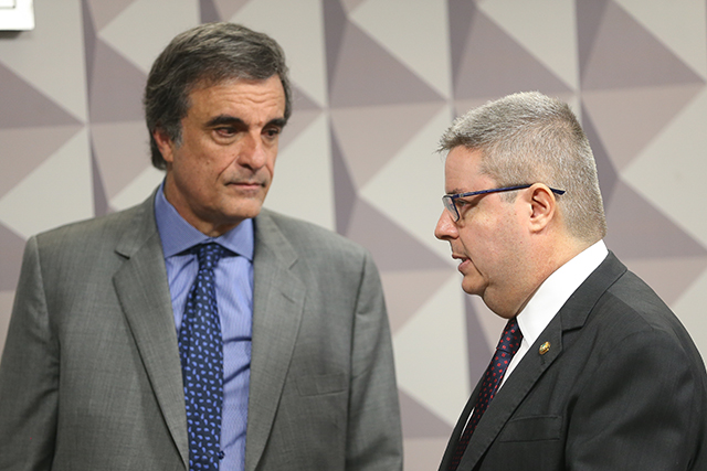 Brasília - O advogado José Eduardo Cardozo e o relator Antonio Anastasia, durante sessão da Comissão do Impeachment para discutir o relatório do pedido de impeachment de Dilma Rousseff (Antonio Cruz/Agência Brasil)