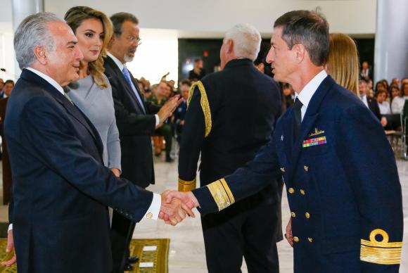 Presidente interino Michel Temer e a primeira-dama, Marcela Temer, durante solenidade de apresentação de oficiais-generais recém-promovidos Marcos Corrêa/PR