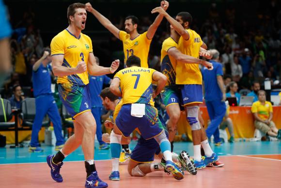 Rio de Janeiro - Seleção brasileira masculina de vôlei vence a França por 3 sets a 1 no Maracanãzinho e vai às quartas-de-final ( Fern<script type=