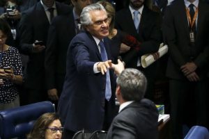 Brasília - Os senadores Ronaldo Caiado e Lindbergh Farias discutem durante o primeiro dia da sessão de julgamento do impeachment da presidenta afastada Dilma Rousseff ( Marcelo Camargo/Agência Brasil)