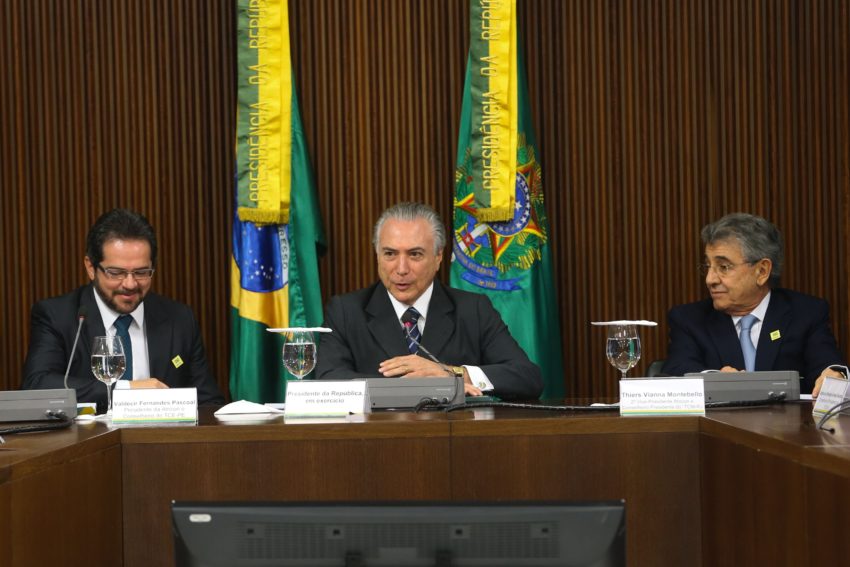 O presidente interino Michel Temer, recebe presidentes dos Tribunais de Contas do Brasil (Antônio Cruz/Agência Barsil)