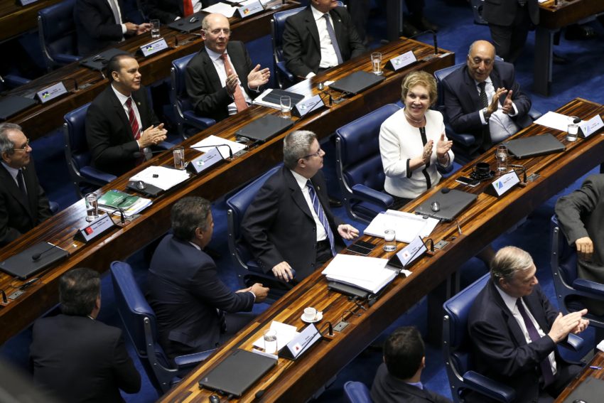 Brasília - Senadores aprovam, por 59 votos a 21, o texto principal do relatório da Comissão do Impeachment que recomenda que a presidente afastada Dilma seja levada a julgamento pela Casa (Marcelo Camargo/Agência Brasil)