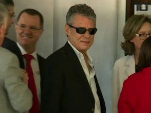 Chico Buarque chega ao Senado para acompanhar fala de Dilma (Foto: Reprodução/GloboNews)