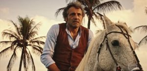 em-velho-chico-santo-levara-tres-tiros-1468940435952_615x300