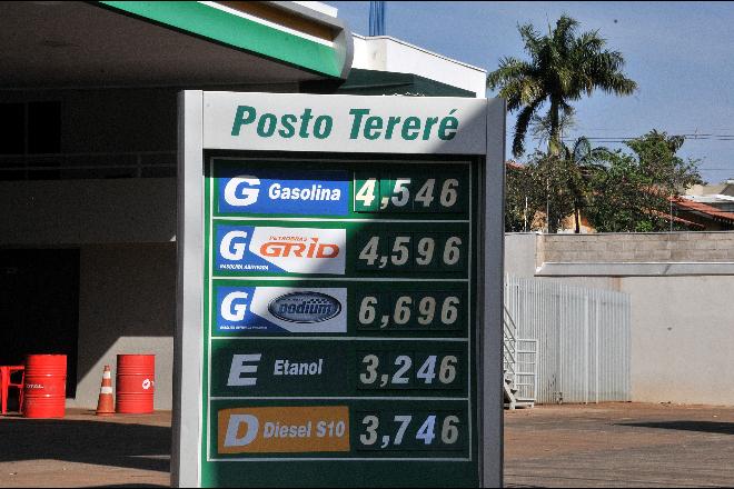 Litro da gasolina variou entre R$ 4,37 e R$ 4,54 nesta sexta-feira (11) - Valdenir Rezende/Correio do Estado
