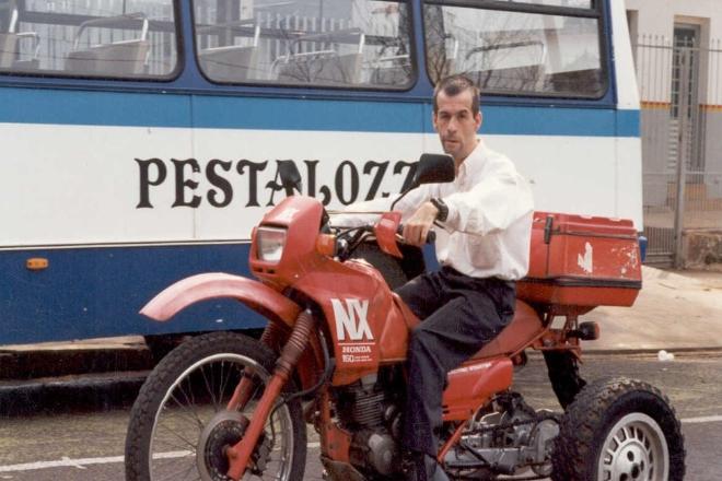 Livro conta a história de João Carlos Estevão de Andrade, conhecido também como João da Moto - Arquivo Pessoal